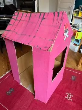 maison carton rouge
