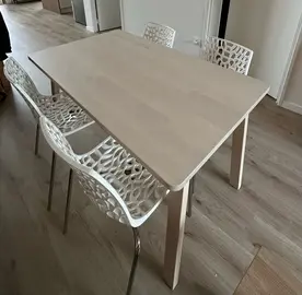 Table en bois et lot de 4 chaises