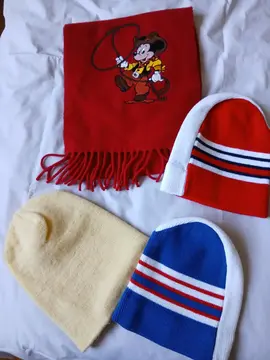 lot de bonnets et 1 écharpe