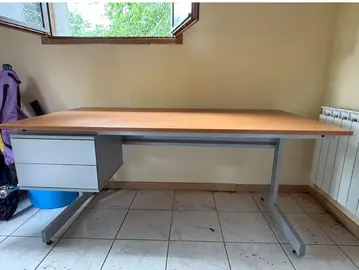 Donne bureau. Dimension plateau 80*160, hauteur 74. 2 tiroirs.