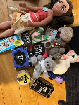lot de jouets / doudous / cartes enfant
