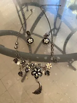 collier et boucles d’oreilles
