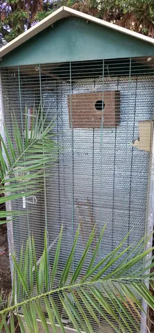 Cage à oiseaux avec tous les accessoires. isolée en aluminium.