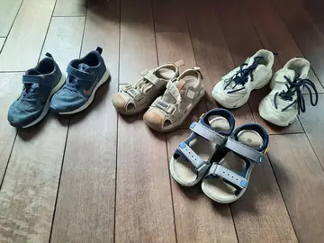 Lot de 4 paires de chaussures légères ou sandales taille 30