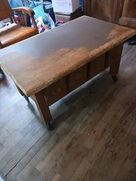 table basse en bois massif sur roulettes silencieuses