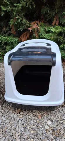 bac litiere pour chat. le volet d'entrée est a reparer.