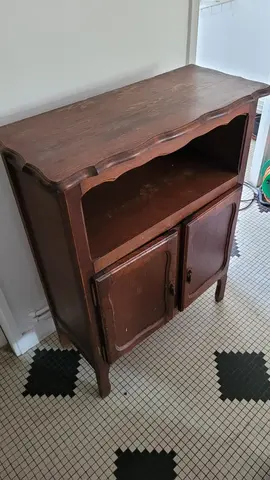 Meuble en bois avec deux portes