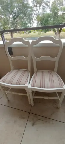 chaises en bois peintes en blanc