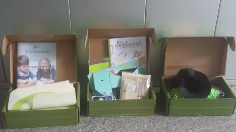 trois boîtes de jeux pour enfants