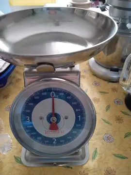 balence et plat de cuisine