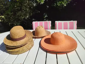 Chapeaux