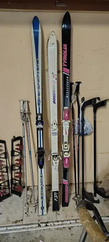 skis