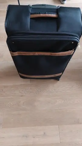 2 valises, avec chacune une roulette cassée