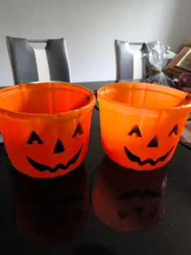 Lot de 2 seaux HALLOWEEN en bon état