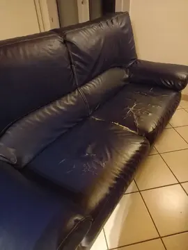 Donne canapé en cuir bleu foncé. Déchiré sur l'assise mais les accoudoirs et le dossier sont OK.