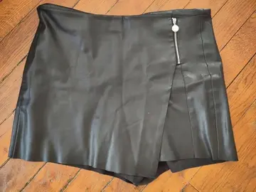 T42 jupe-short en simili-cuir