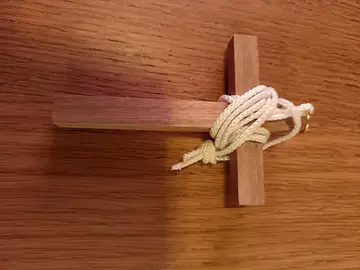 croix en bois + médaille Sainte Rita