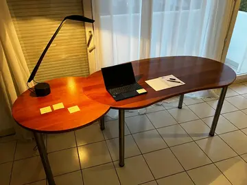 Bureau et ses accessoires (Grenoble)