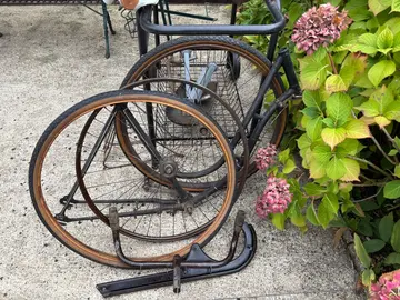 Vélo ancien entier mais à remonter