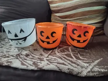 3 seaux + 1 mini seau en plastique d'halloween