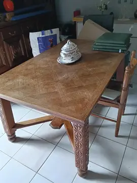 table en chêne de 160 x 100 avec 2 rallonges de 50 cm possible d'avoir le meuble basque associé