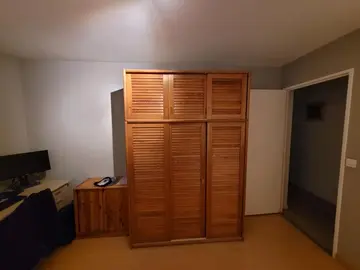 armoire penderie et divers étagères haut et côté