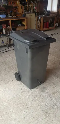 poubelle servant de réserve d'eau