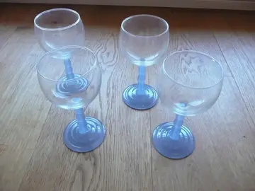 Verres à pied pour le vin