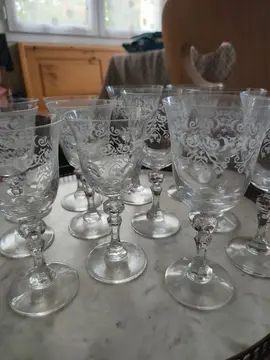 6 verres à pied pour le vin et 6 verres à eau (un peu plus grands)