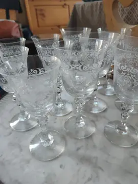 5 verres à vin et 6 verres à eau