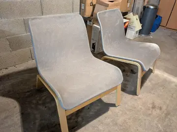 Sièges avec assise en tissu et pieds en bois