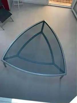TABLE VERRE, un peu rayée, avec 4 chaises. Table extérieure comme intérieure