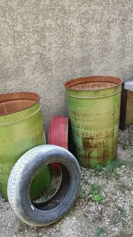 2 bidons en fer