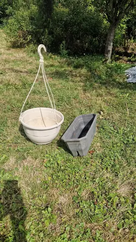 Suspension et bac à fleurs