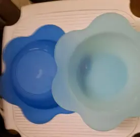 2 coupelles en plastique bleues