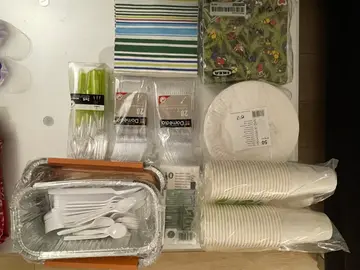 Serviettes papier, couverts plastiques, etc