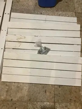 Étagère en bois peinte en blanc