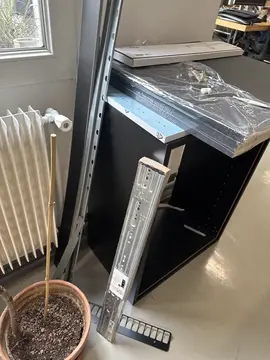 Rails et elements en metal ikea