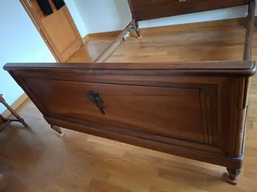 Contour de lit en bois