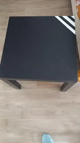 Petite table ikea noir (qq traces d'usure, et peinture) cf photos