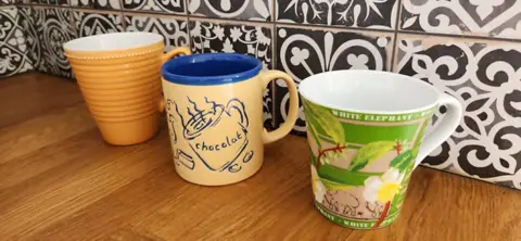 3 mugs / tasses
