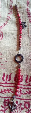 un porte-clé multicolore et un petit bracelet à refaire