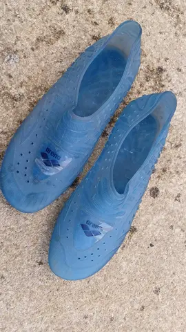 chaussons de piscine Arena pointure 37/38.