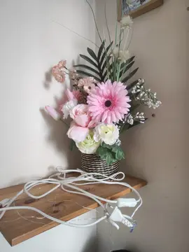 Lampe avec fleurs en plastique