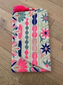 Pochette brodée