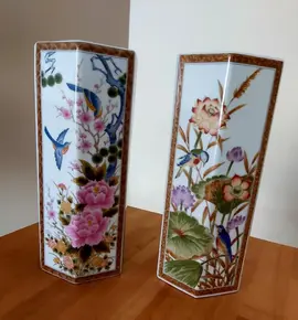 Paire de vases à motifs