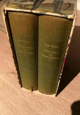 Coffret 2 tomes (mémorial de Sainte Hélène) Las Cases. La couverture du tome 2 est un peu taché.