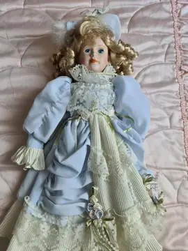 poupée en porcelaine