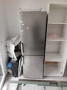 frigo lit et table