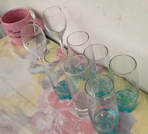 Verres et grande tasse